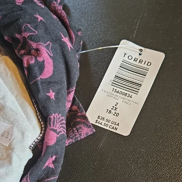 Torrid Black and Pink Graphic V-Neck Tee - Picture 4 of 4